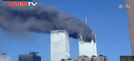 2001年9月11日，被恐怖分子劫持的飞机撞向世贸中心大楼。