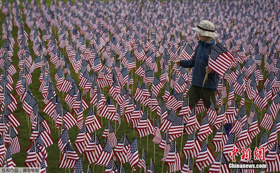 资料图：美国伊利诺伊州，民众竖起3000面美国国旗，纪念9·11事件中的约3000名受害者。