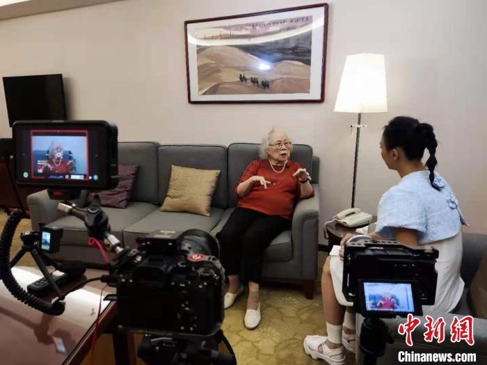 图为摄制团队采访著名歌唱家郭淑珍。　袁鸿凯 摄