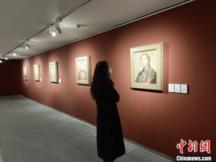 《时代肖像——忻东旺艺术作品展》展览吸引民众驻足欣赏。　杨佩佩 摄