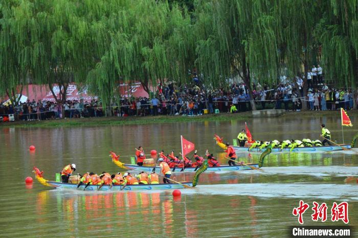 广元女儿节传统特色活动凤舟赛现场。　苗志勇 摄