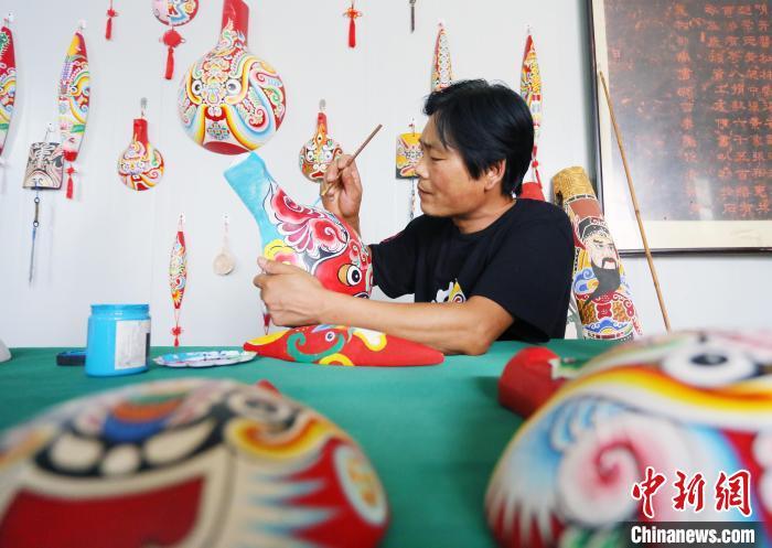 9月初，在甘肃省陇南市徽县，马勺脸谱的省级传承人马龙在工作室内绘制脸谱。　高展 摄