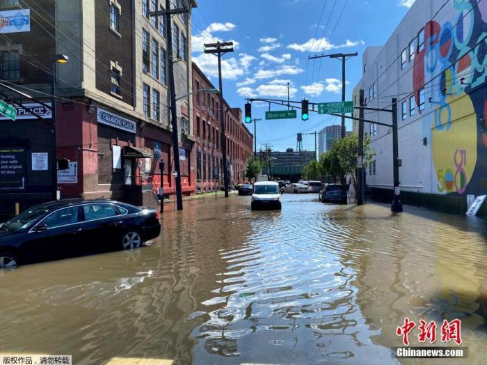 资料图：当地时间9月2日，美国东北部大片地区遭遇暴雨和局部洪水袭击，已降级为后热带气旋的“艾达”造成的死亡人数已超过40人。图为当地时间9月2日，受飓风“艾达”影响，美国新泽西州西南部霍博肯遭暴雨侵袭，街道被水淹。