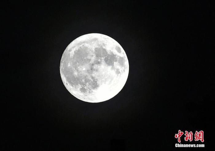 2018年9月24日，北京，一轮明月当空照，中秋之夜月亮圆。 /p中新社记者 翟璐 摄