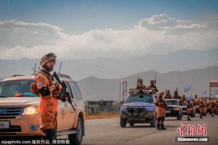 近日，阿富汗塔利班一组宣传图片流出。据悉，这组宣传图片拍摄于2021年8月和9月，展示了刚刚对阿富汗取得控制权的阿富汗塔利班名为“胜利之力”（“Fatih Zwak”或“Victorious Force”）的运动，其中的大多数塔利班成员使用的都是美国车辆、制服和装备。图片来源：Sipaphoto 版权作品 请勿转载