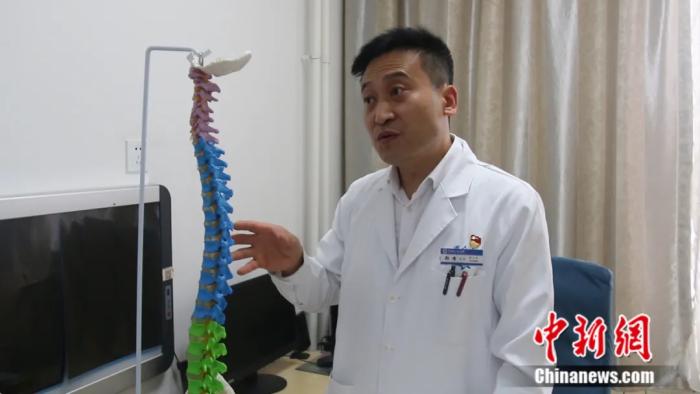 图为青海省人民医院骨科副主任、主任医师郑峰为记者演示骨骼模型。祁妙 摄