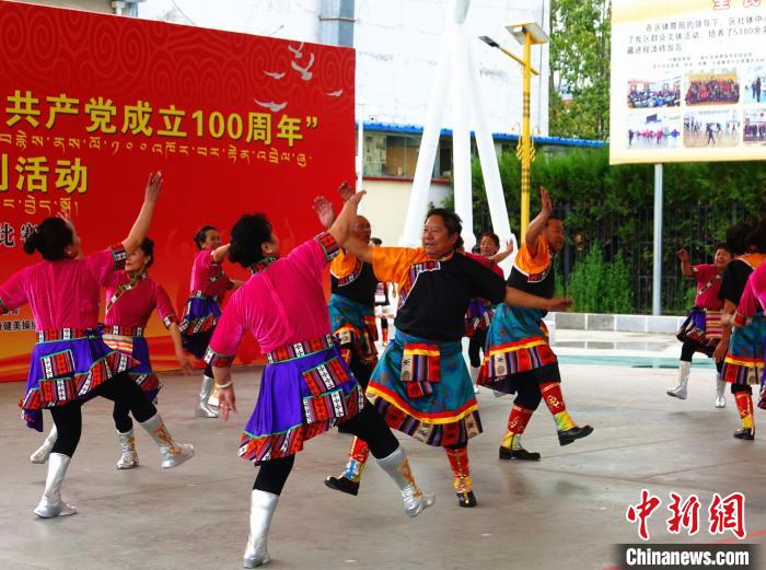图为西藏各地健身代表队身着民族服装进行比赛。　冉文娟 摄