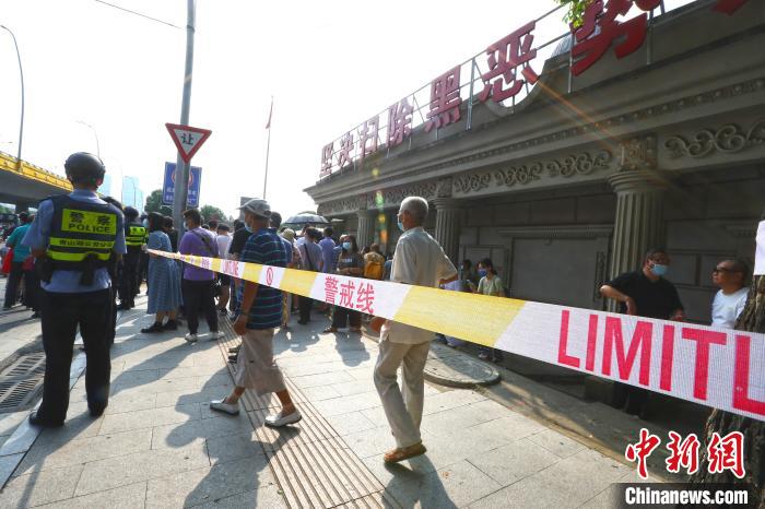 图为警方在南昌市中级人民法院外拉起警戒线。　刘占昆　摄