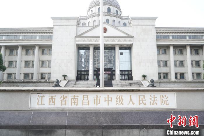 9日9时，劳荣枝涉嫌故意杀人罪、抢劫罪、绑架罪一案在南昌市中级人民法院再次开庭。　刘占昆 摄