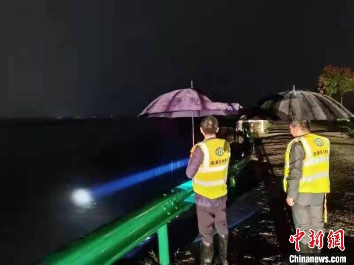 泾阳县水利局在一线排涝。　陕西省水利厅供图