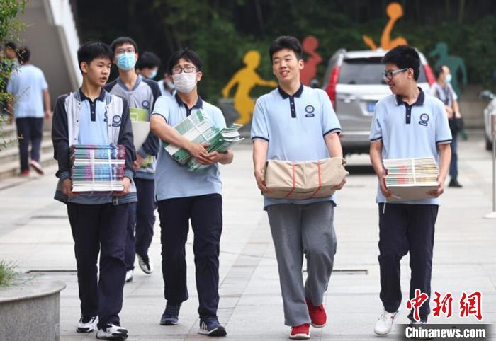 随着新冠肺炎疫情防控形势持续向好，南京市中学学生返校上课，校园内恢复了往日的热闹和青春活力。　泱波 摄