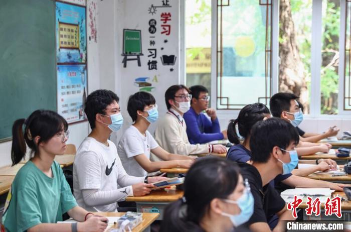 9月9日，南京市第二十七高级中学教室内，老师在给学生们上课。　泱波 摄