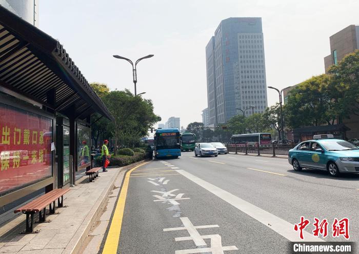 9月9日起，扬州主城区公交车和出租车恢复运营。　崔佳明　摄