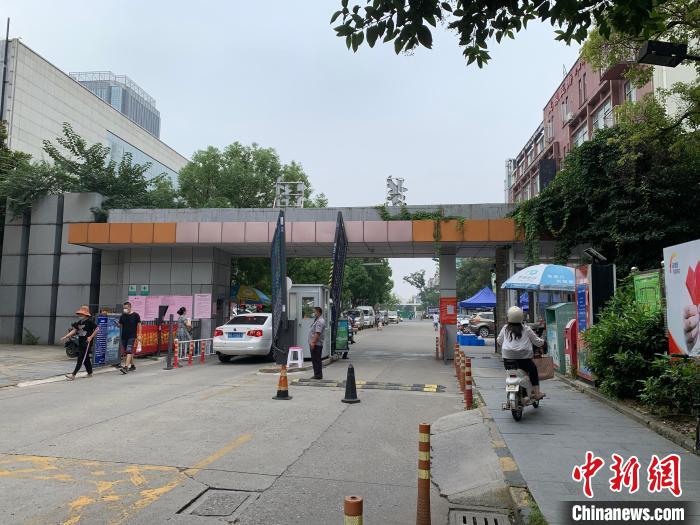 9月9日，扬州封闭小区美琪解封，民众进出自由。　崔佳明 摄