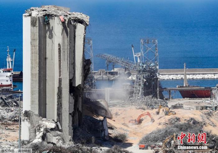 当地时间2020年8月16日，黎巴嫩首都贝鲁特，挖掘机在贝鲁特港口的爆炸现场进行拆除工作。贝鲁特港口区8月4日晚发生剧烈爆炸，造成数千人死伤。爆炸还造成约30万民众无家可归。