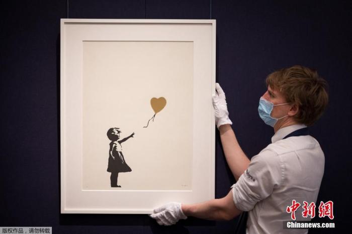 当地时间2021年3月22日，英国伦敦，伦敦苏富比展出文艺复兴时期大师的杰作。据悉，伦敦苏富比2021年首场大型拍卖会将于3月25日举行。图为英国艺术家班克西的作品《带气球的女孩》。