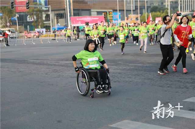 多图|轮椅跑者：在亚马＆莞马用笑脸讲述自己的跑马故事