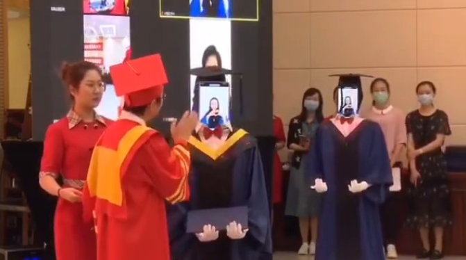 南邮研究生毕业典礼机器人代替十学生拨穗领学位证！学生参与制作