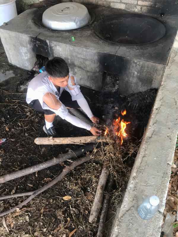 广东湛江大学生烧火棍画钟南山走红！称用砖头上色刻画脸部神韵