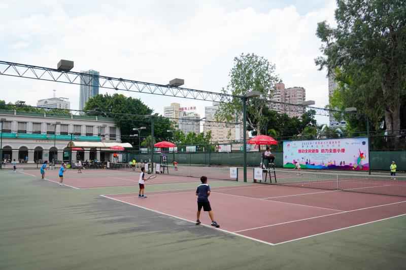 广州市第十六届体育节青少年业余网球赛激情上演