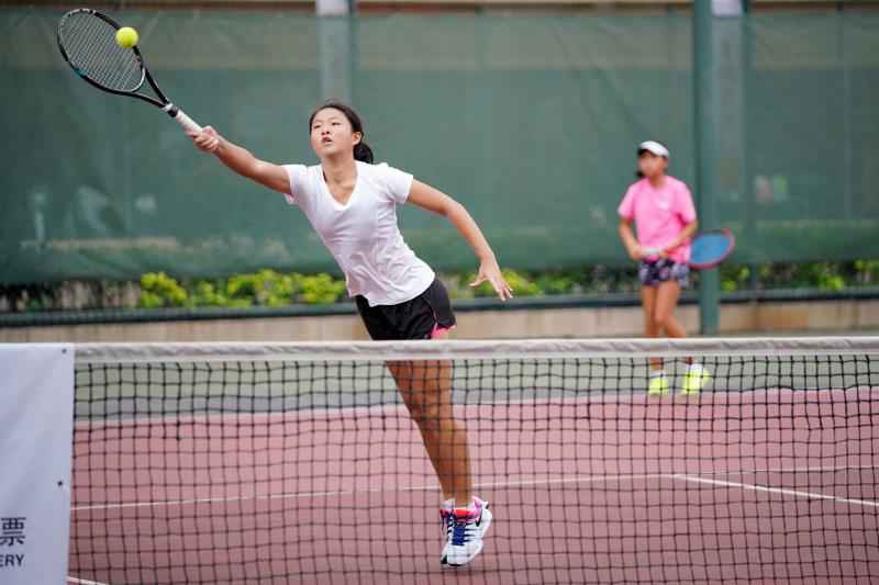 广州市第十六届体育节青少年业余网球赛激情上演