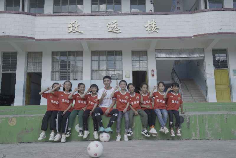 一位支教云南山区的郜林球迷，让两支班级女足穿上了深足球衣