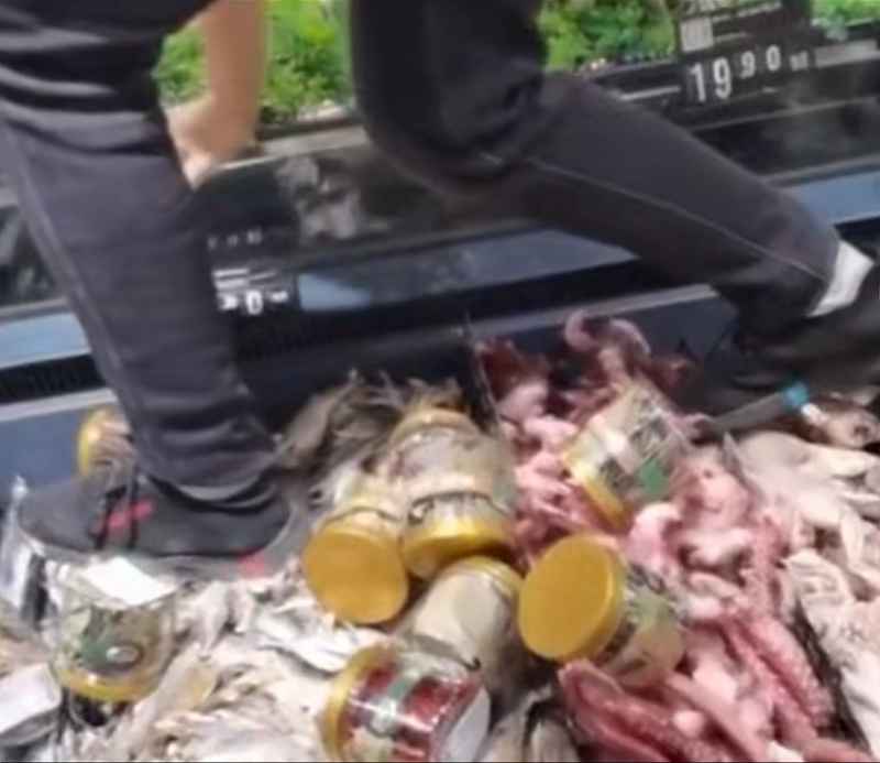 福建永辉超市员工穿鞋脚踩冷冻鱼虾！此前数次食品抽检不合格