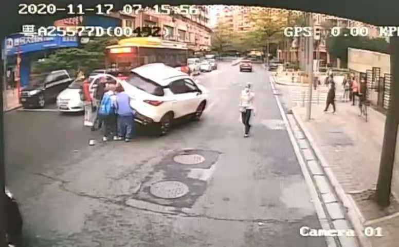 暖心！广州一骑共享单车的女子卷入车底，众人合力抬车救人