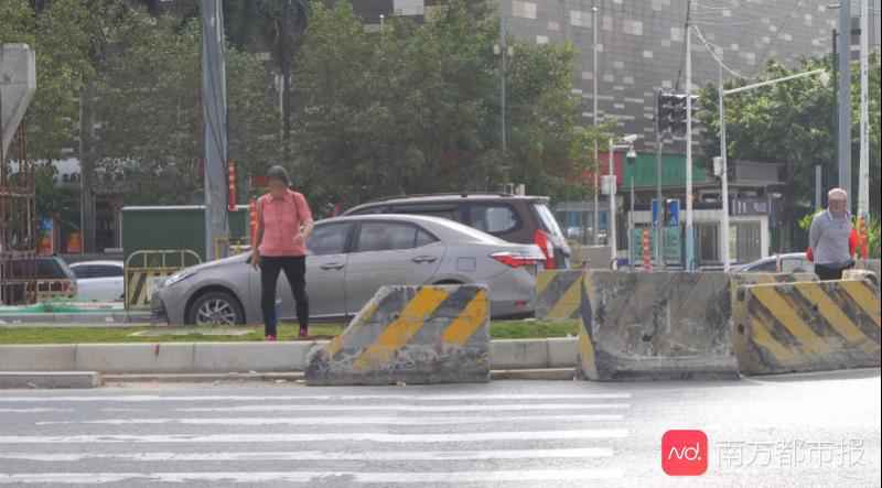 广州一路口天桥停工，道路混乱斑马线奇葩！项目方：马上施工