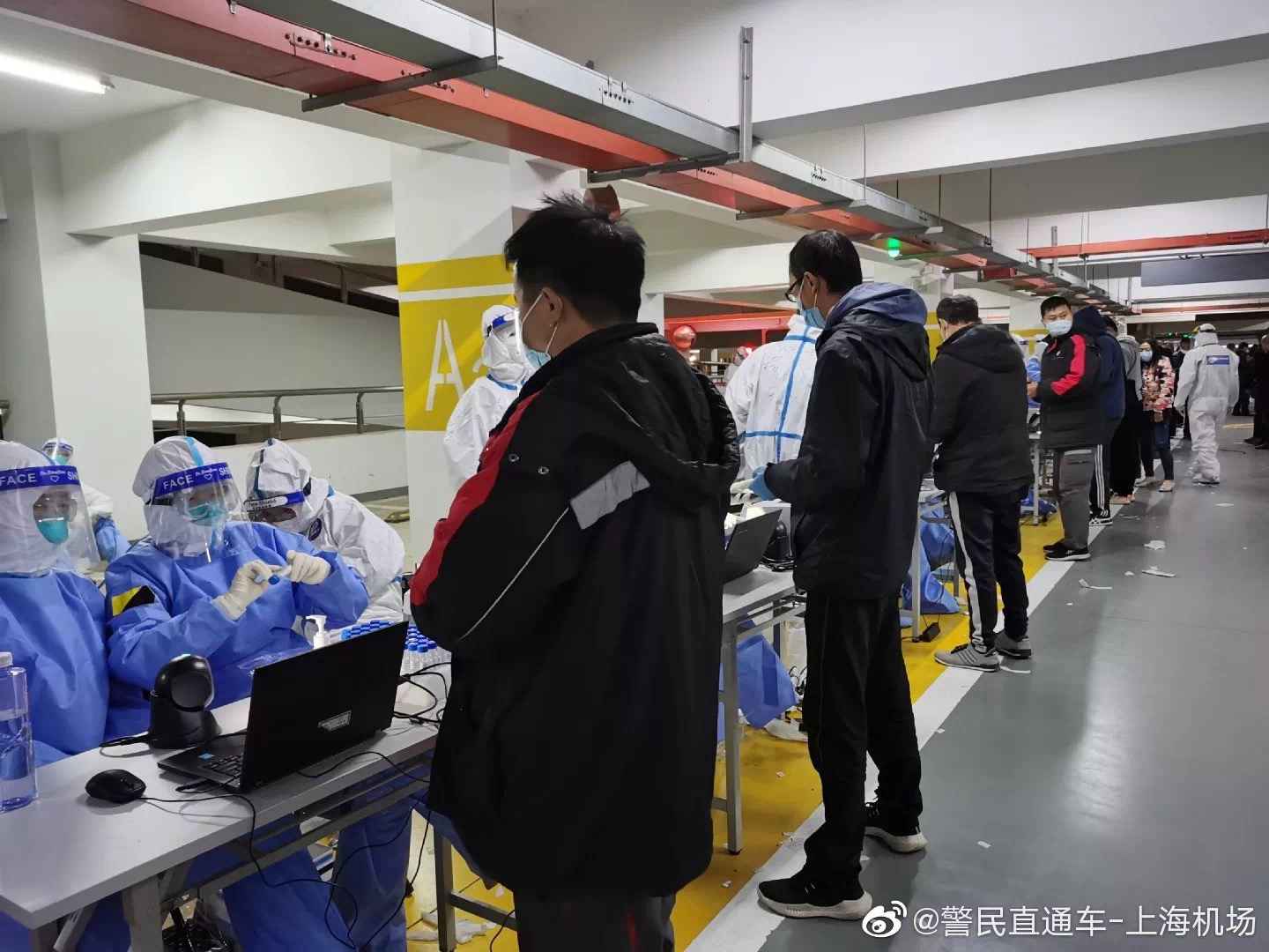 上海疫情防控进行时：浦东机场连夜集体测核酸，上海南站辟谣