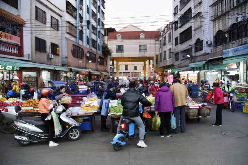 广东一综合市场消火栓内空空如也 检查记录表却填“正常”