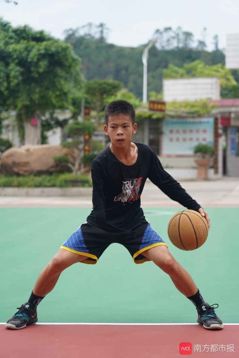 云浮独臂篮球少年走红后：已转学进球队，接受系统训练并夺冠
