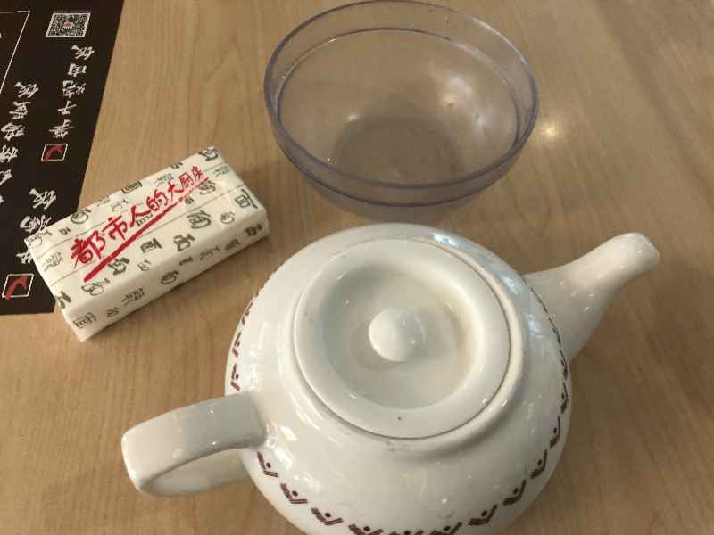 深圳男子投诉面点王一餐厅茶水有“酒味” 店家称茶具已消毒