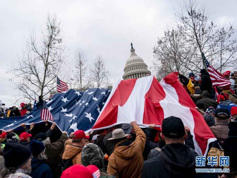 美国国会遭冲击 政治乱象加剧