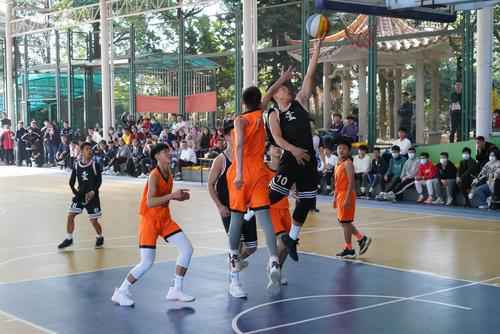 励志独臂少年加入东莞大朗篮球队，首次参加省赛助力球队夺冠