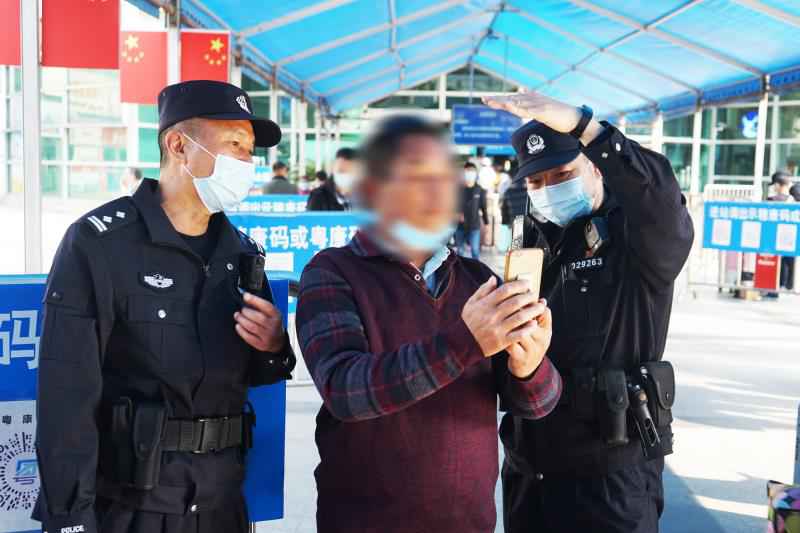 二维码里的广州春运安保：民警为无智能手机老人解决扫码难题