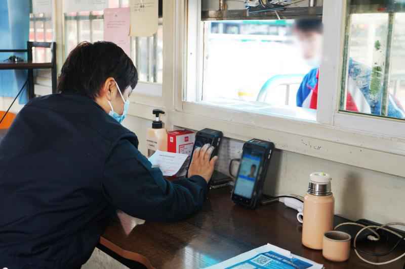 二维码里的广州春运安保：民警为无智能手机老人解决扫码难题