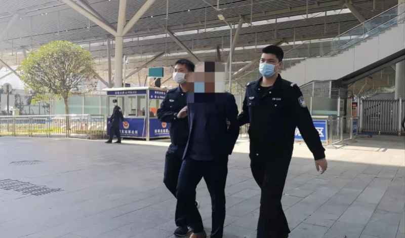 男子进深圳北站拒不出示健康码，冲闸殴打工作人员被行政拘留