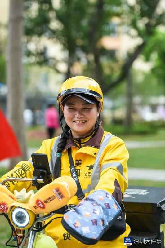 深圳女子患抑郁冲天桥要轻生，一名女外卖员及时发现紧紧抱住