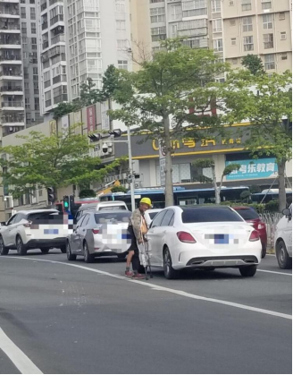 险！深圳十字路口再现“花式乞讨”，谁在纵容？