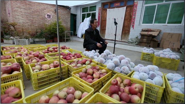 60岁果农直播卖出30万斤苹果，AI养蜂，科技这样助农