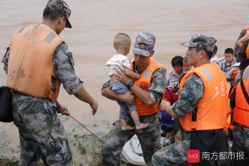 直击河南新乡被淹村庄救援：水漫过平房屋顶，用担架抬出老人