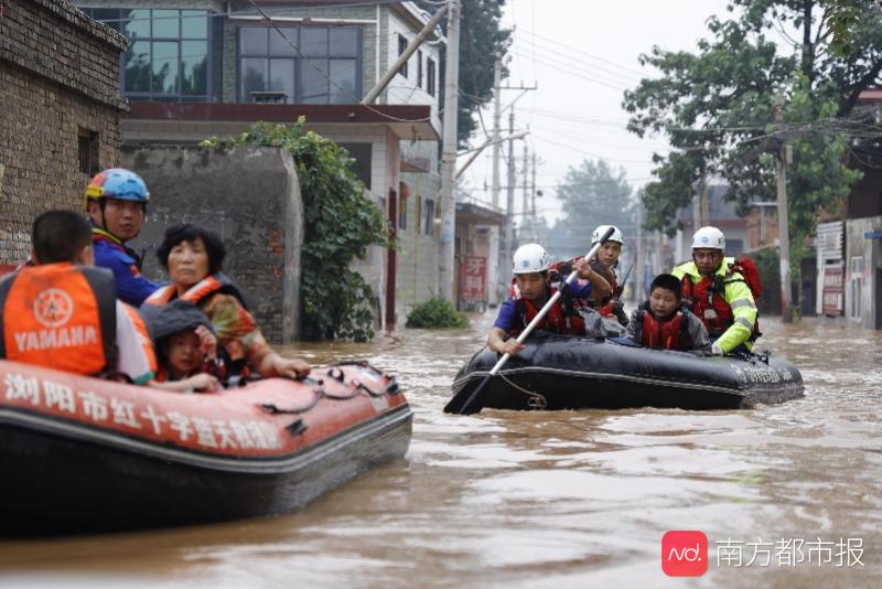 直击河南新乡被淹村庄救援：水漫过平房屋顶，用担架抬出老人