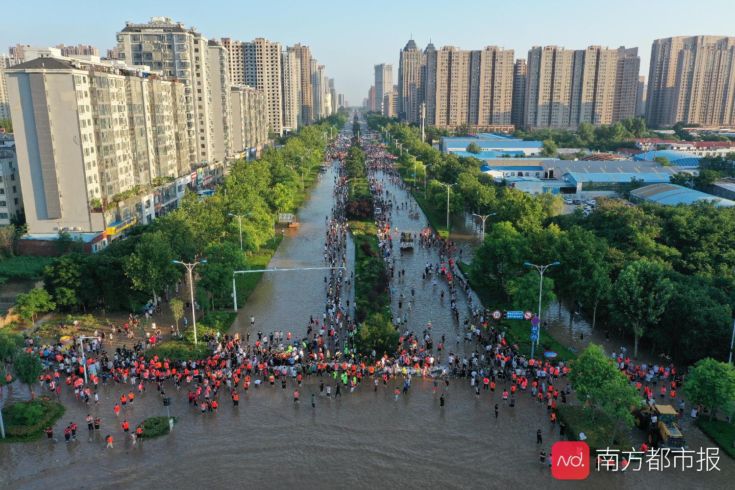 新乡水位下降，消防战士抢险救灾累得躺倒车旁