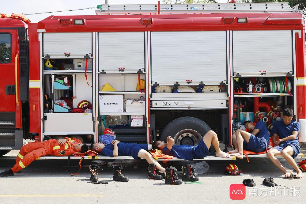 新乡水位下降，消防战士抢险救灾累得躺倒车旁