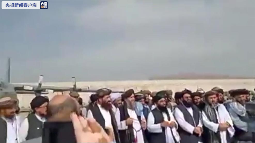 塔利班发言人在喀布尔机场表态：希望与世界各国发展良好关系