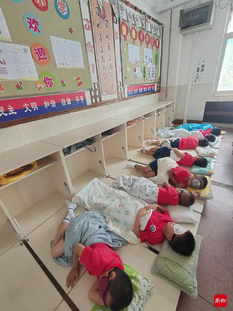 柜子变床！西关培正小学改造课室，学生午休可以“躺床睡”