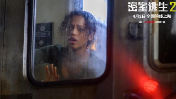 《密室逃生2》明日上映曝“酸雨街道”片段 极致